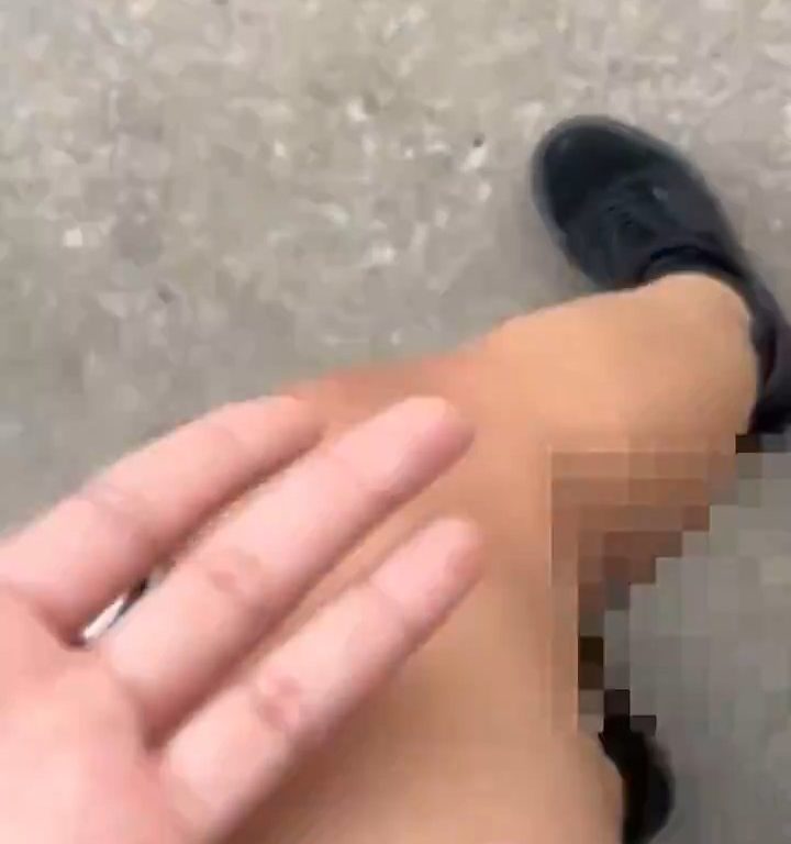 Un homme dépravé éjacule sur une fille dans un magasin et s'enfuit, elle le filme