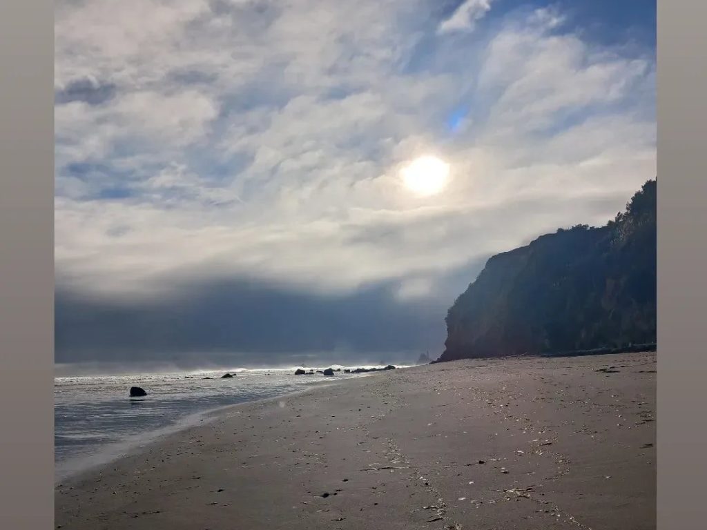 Mujer muerta desnuda en la playa, llama a la policía pero era una muñeca adulta