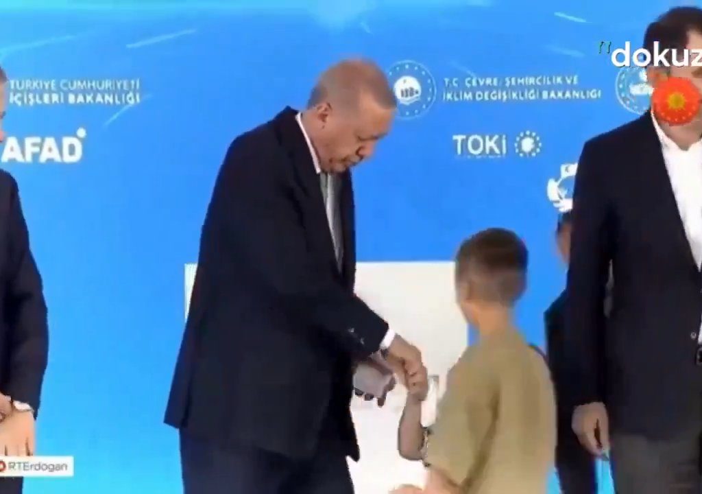 Erdogan abofetea a un niño: tormenta en línea pero hay una explicación