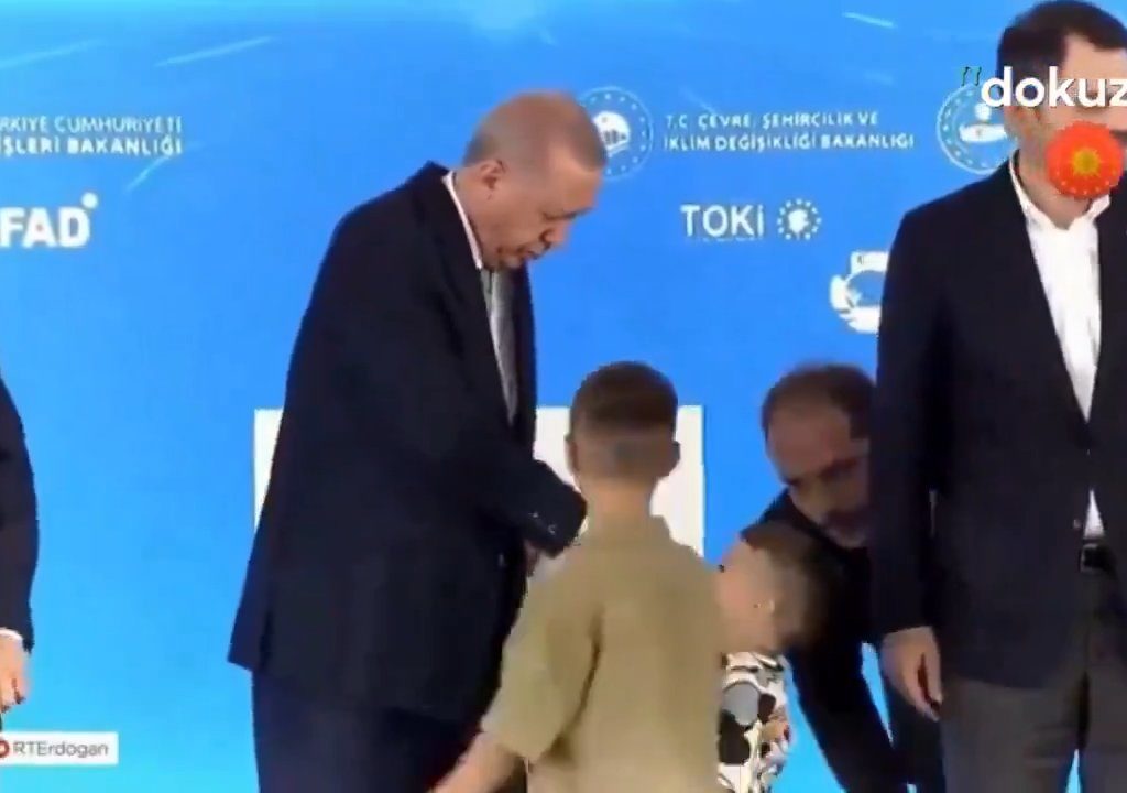 Erdogan abofetea a un niño: tormenta en línea pero hay una explicación