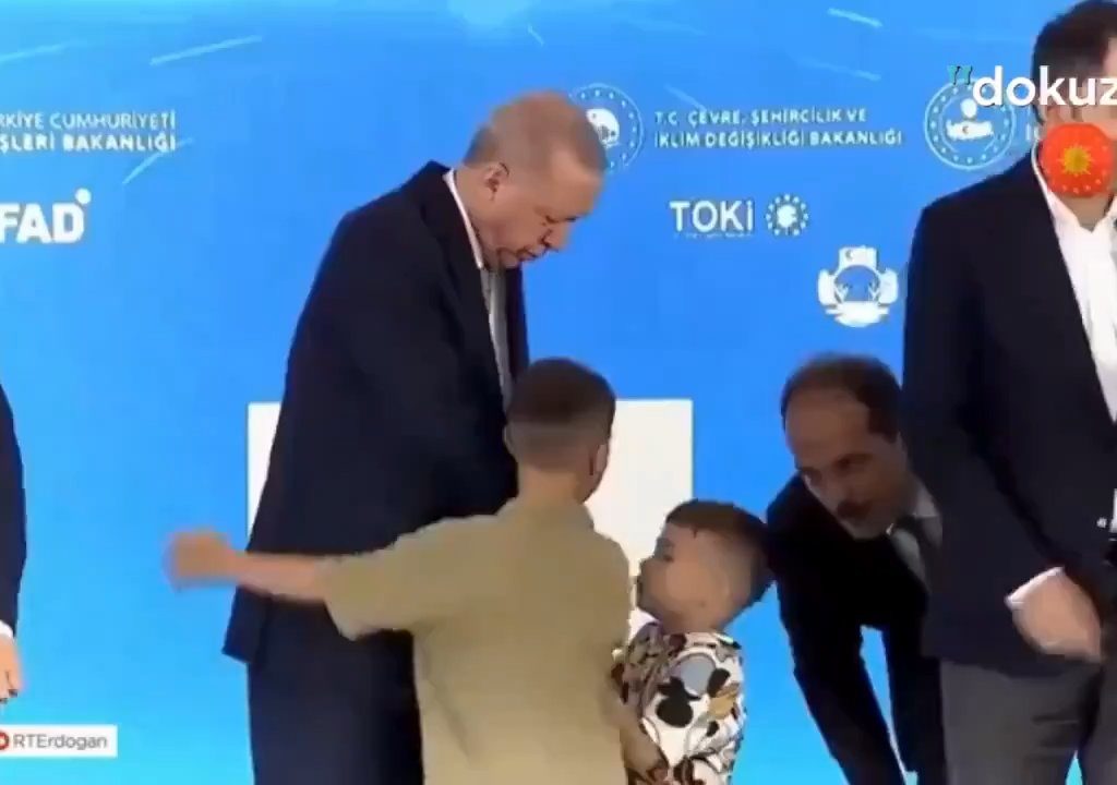 Erdogan abofetea a un niño: tormenta en línea pero hay una explicación