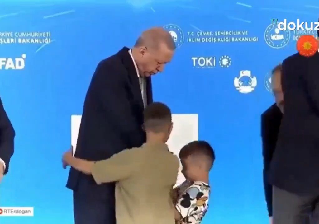 Erdogan abofetea a un niño: tormenta en línea pero hay una explicación