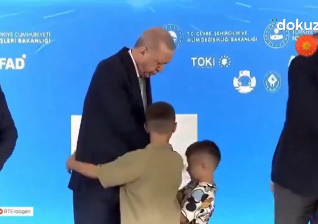 Erdogan abofetea a un niño: tormenta en línea pero hay una explicación