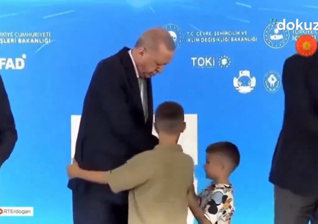 Erdogan abofetea a un niño: tormenta en línea pero hay una explicación