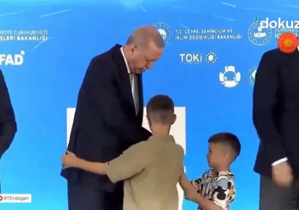 Erdogan abofetea a un niño: tormenta en línea pero hay una explicación