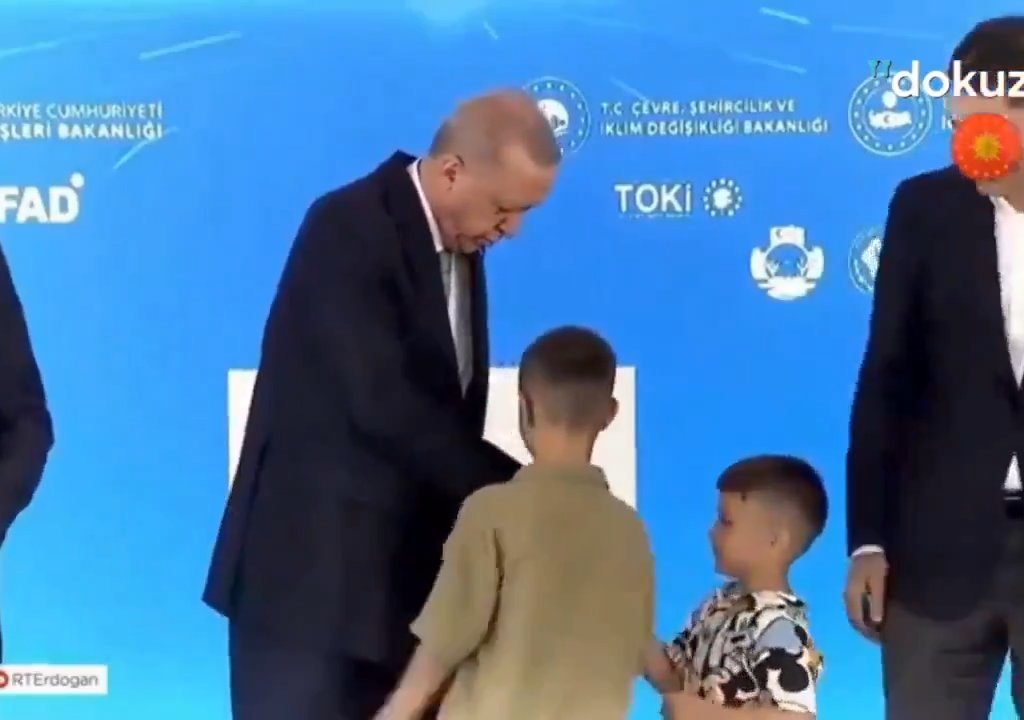 Erdogan abofetea a un niño: tormenta en línea pero hay una explicación