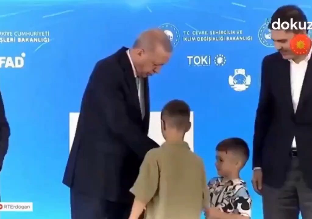 Erdogan abofetea a un niño: tormenta en línea pero hay una explicación