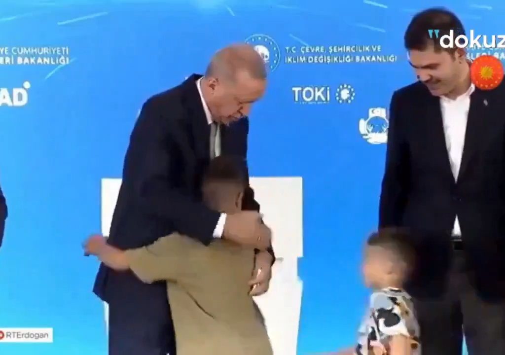 Erdogan abofetea a un niño: tormenta en línea pero hay una explicación