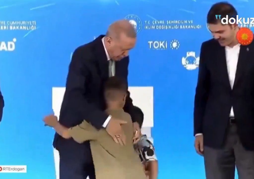 Erdogan abofetea a un niño: tormenta en línea pero hay una explicación