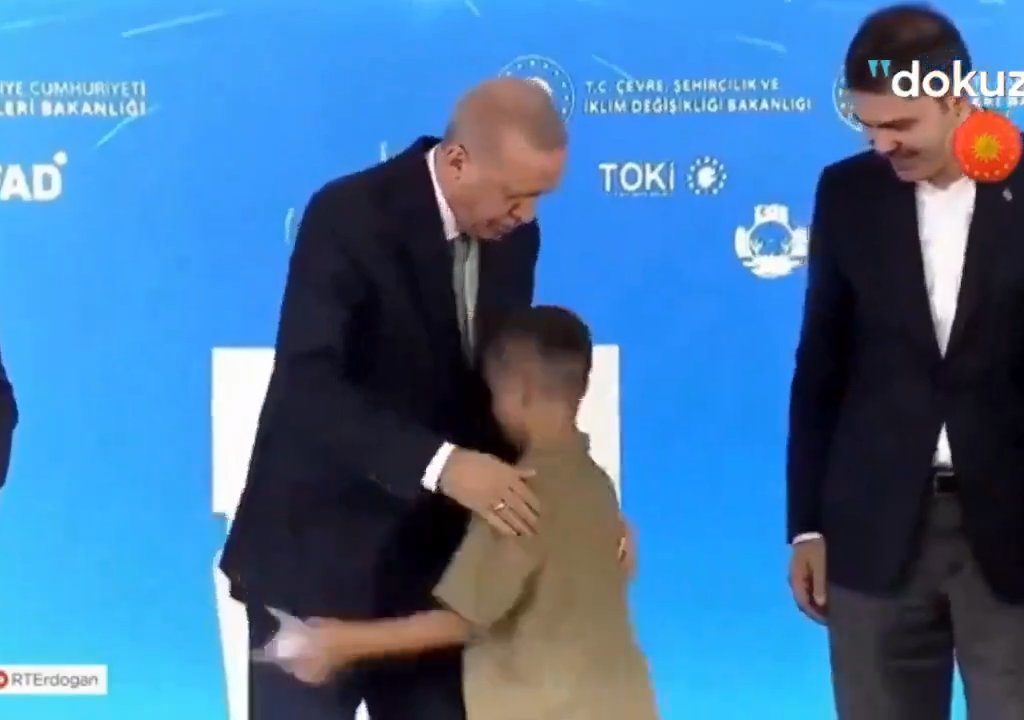 Erdogan abofetea a un niño: tormenta en línea pero hay una explicación