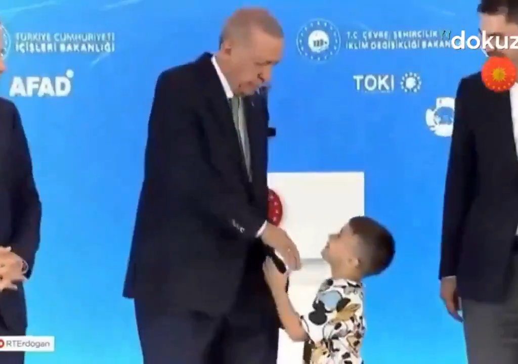 Erdogan abofetea a un niño: tormenta en línea pero hay una explicación