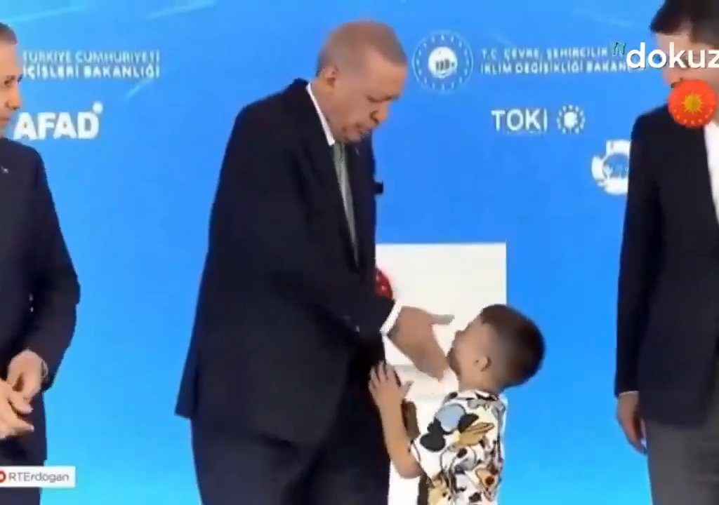 Erdogan abofetea a un niño: tormenta en línea pero hay una explicación