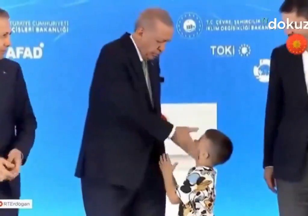 Erdogan abofetea a un niño: tormenta en línea pero hay una explicación