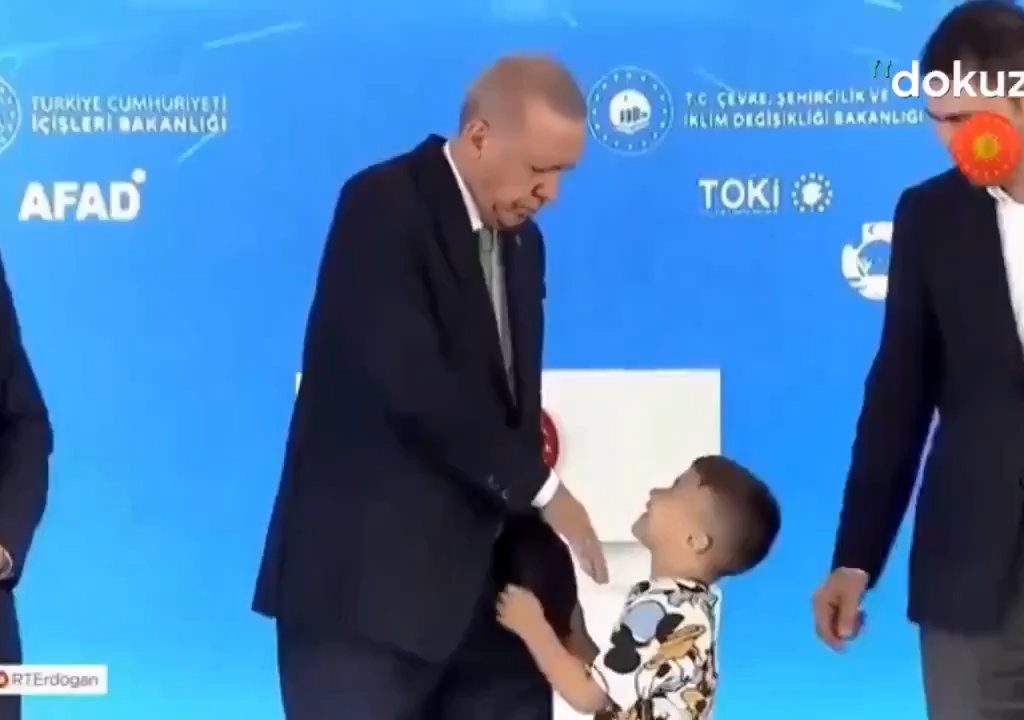 Erdogan abofetea a un niño: tormenta en línea pero hay una explicación