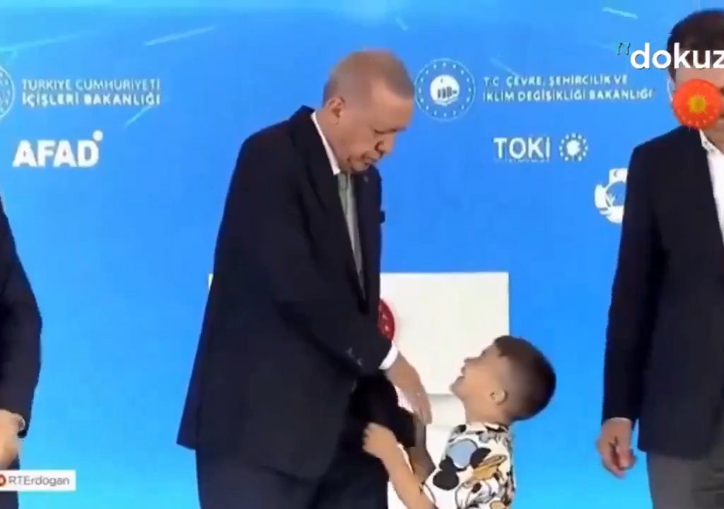 Erdogan abofetea a un niño: tormenta en línea pero hay una explicación