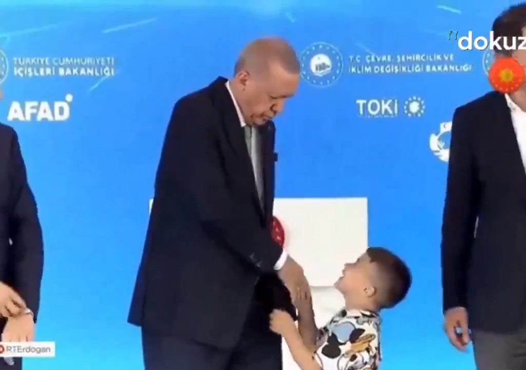 Erdogan abofetea a un niño: tormenta en línea pero hay una explicación