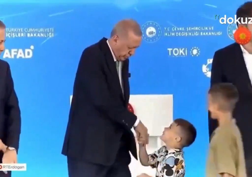 Erdogan abofetea a un niño: tormenta en línea pero hay una explicación