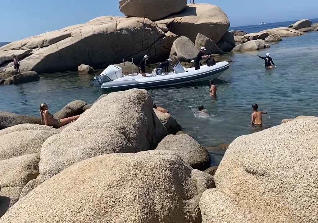 Festa illegale con barbecue di ricconi su spiaggia protetta in Sardegna: arriva la polizia