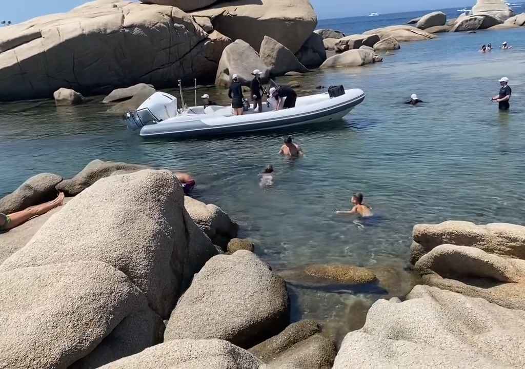 Illegale Party mit Barbecue der Reichen an einem geschützten Strand auf Sardinien: Die Polizei rückt an