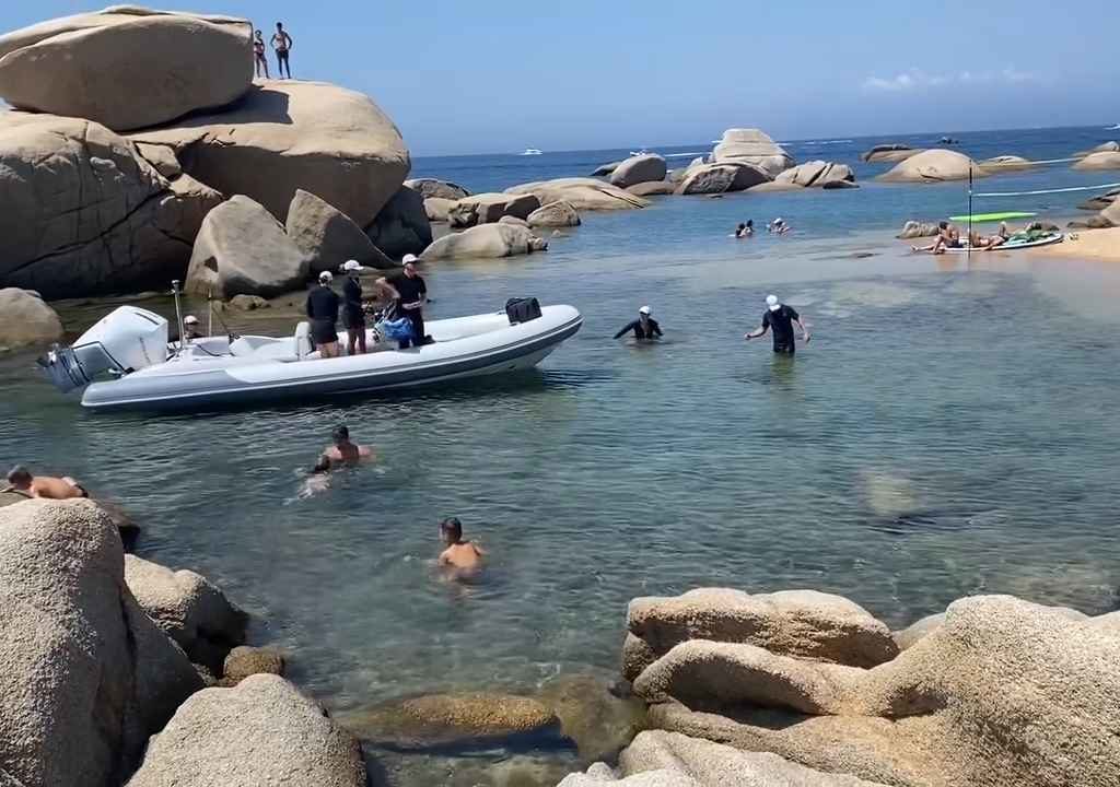 Illegale Party mit Barbecue der Reichen an einem geschützten Strand auf Sardinien: Die Polizei rückt an