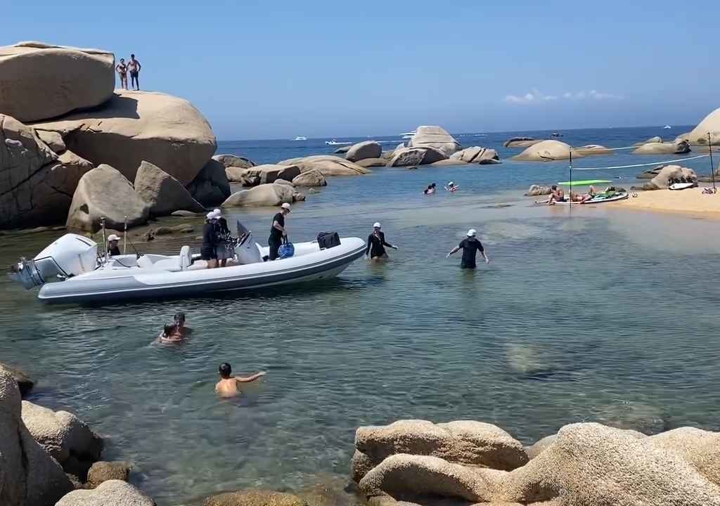 Illegale Party mit Barbecue der Reichen an einem geschützten Strand auf Sardinien: Die Polizei rückt an