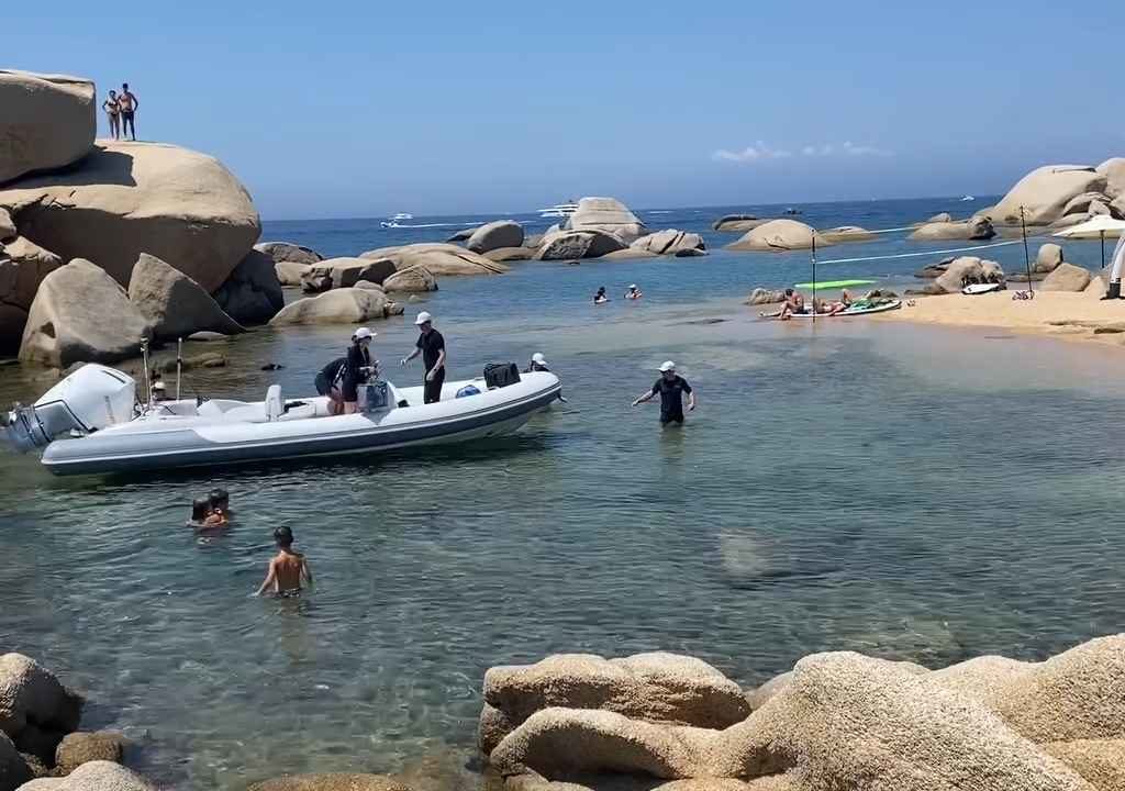 Fête illégale avec barbecue de riches sur une plage protégée en Sardaigne : la police arrive