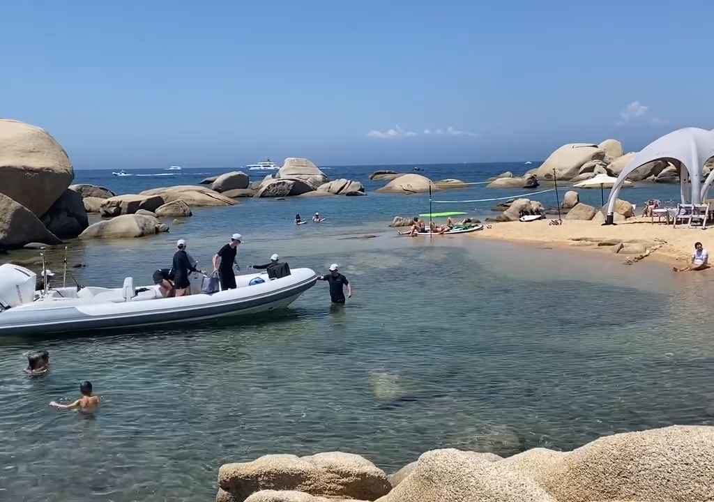 Festa illegale con barbecue di ricconi su spiaggia protetta in Sardegna: arriva la polizia