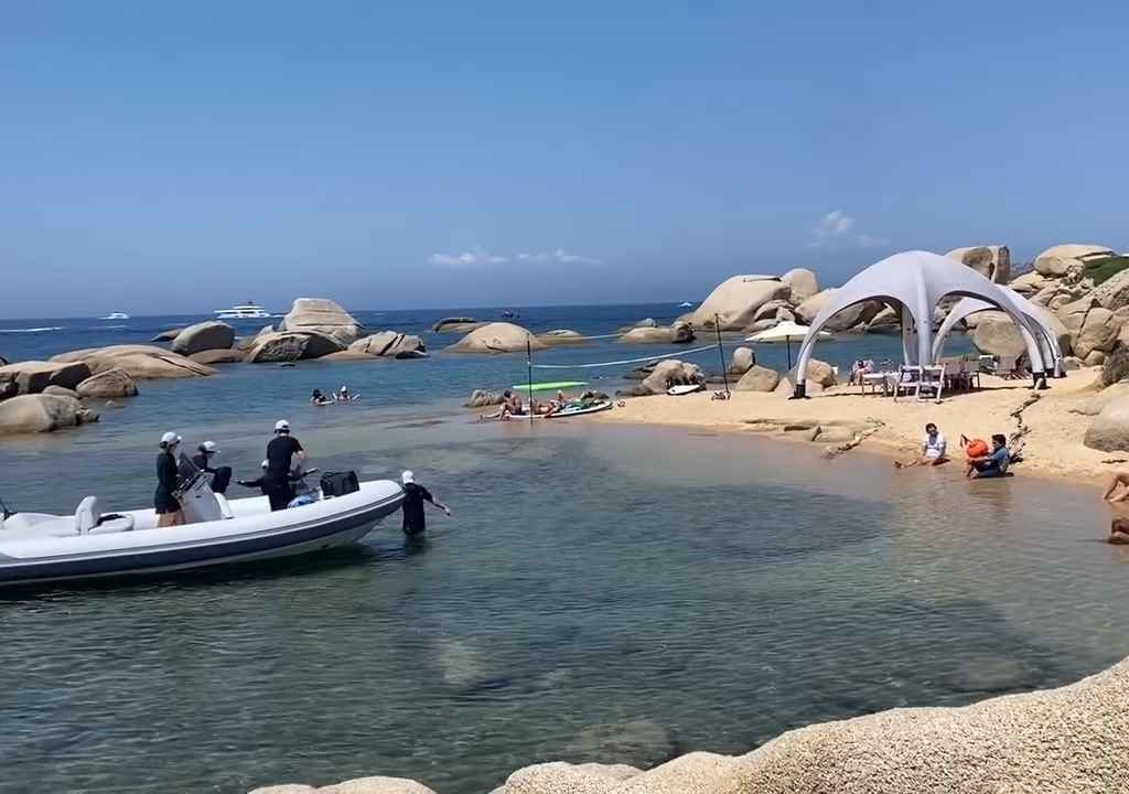 Illegale Party mit Barbecue der Reichen an einem geschützten Strand auf Sardinien: Die Polizei rückt an