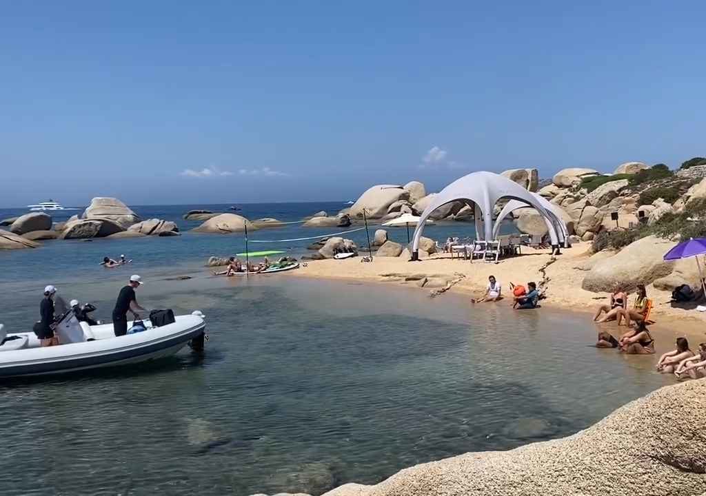 Fête illégale avec barbecue de riches sur une plage protégée en Sardaigne : la police arrive