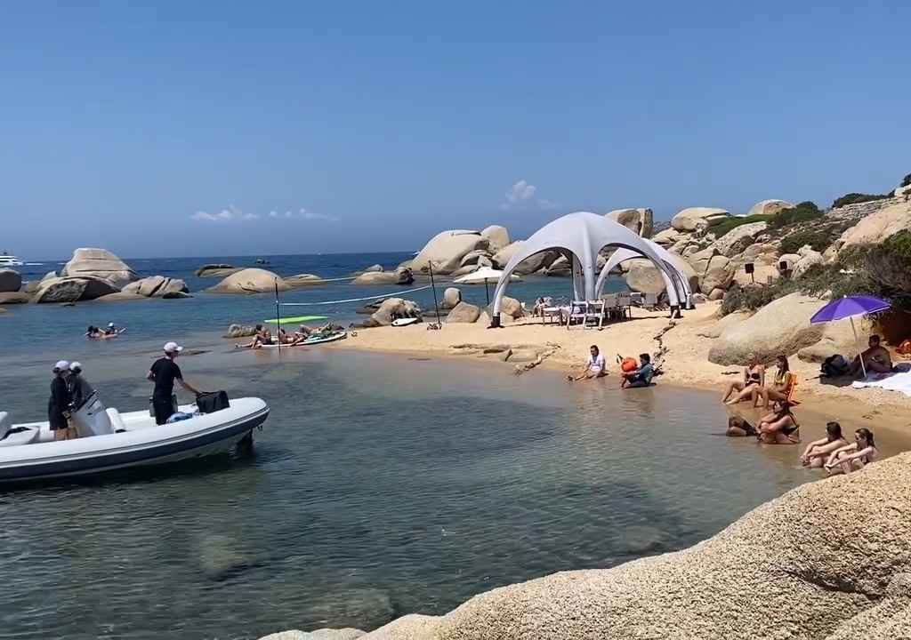 Festa illegale con barbecue di ricconi su spiaggia protetta in Sardegna: arriva la polizia