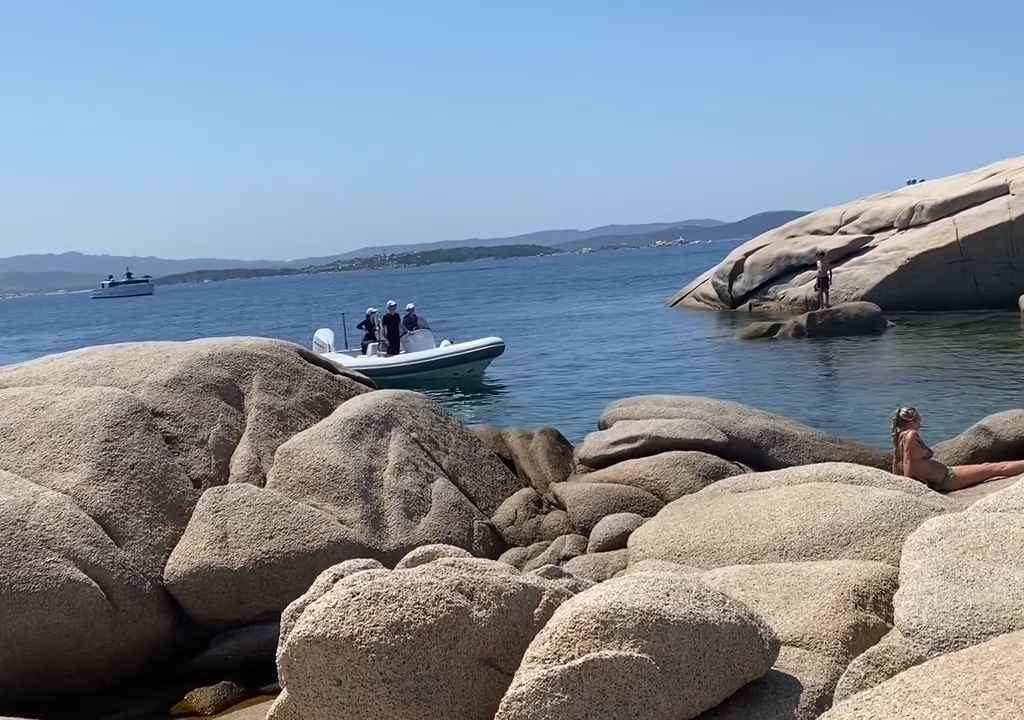 Illegale Party mit Barbecue der Reichen an einem geschützten Strand auf Sardinien: Die Polizei rückt an