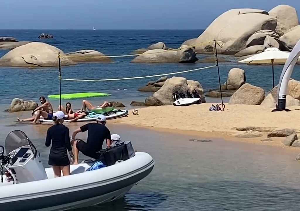 Fête illégale avec barbecue de riches sur une plage protégée en Sardaigne : la police arrive