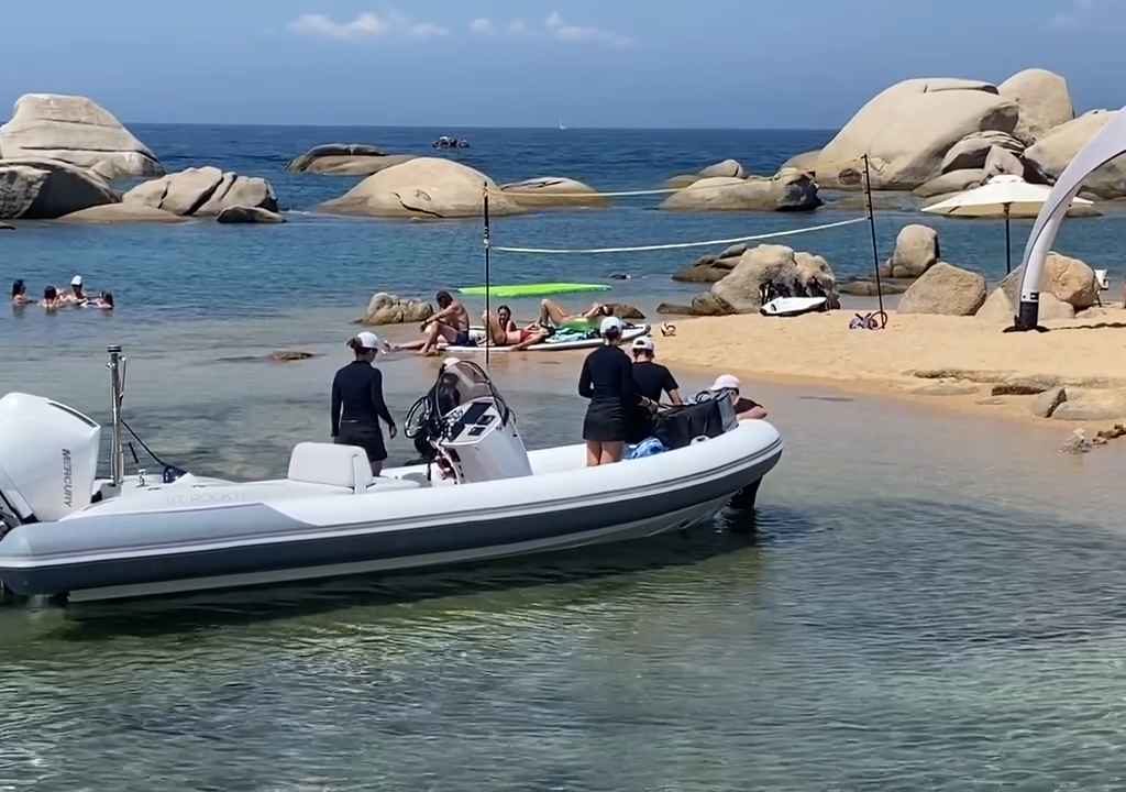 Festa illegale con barbecue di ricconi su spiaggia protetta in Sardegna: arriva la polizia