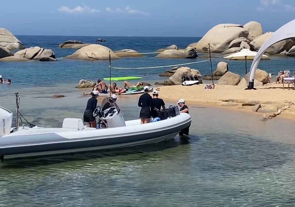 Illegale Party mit Barbecue der Reichen an einem geschützten Strand auf Sardinien: Die Polizei rückt an