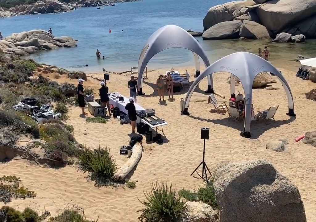 Illegale Party mit Barbecue der Reichen an einem geschützten Strand auf Sardinien: Die Polizei rückt an