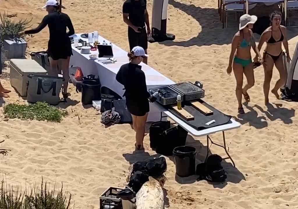 Fête illégale avec barbecue de riches sur une plage protégée en Sardaigne : la police arrive