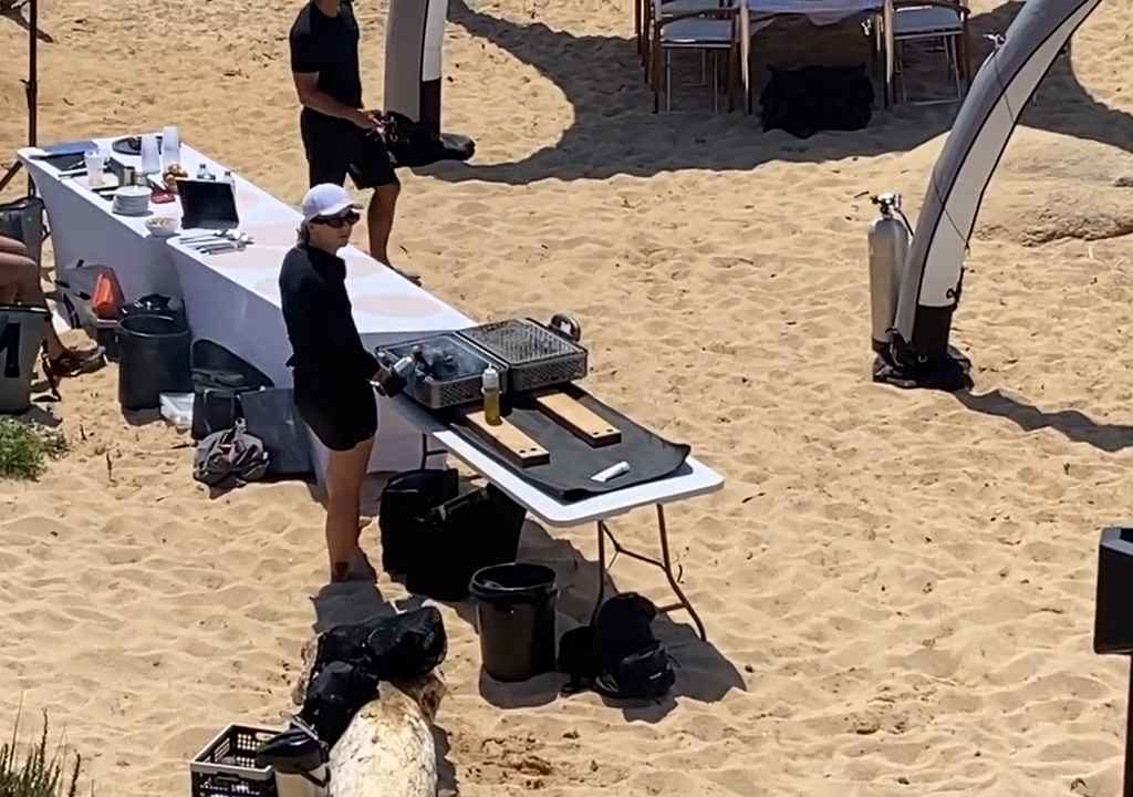 Illegale Party mit Barbecue der Reichen an einem geschützten Strand auf Sardinien: Die Polizei rückt an