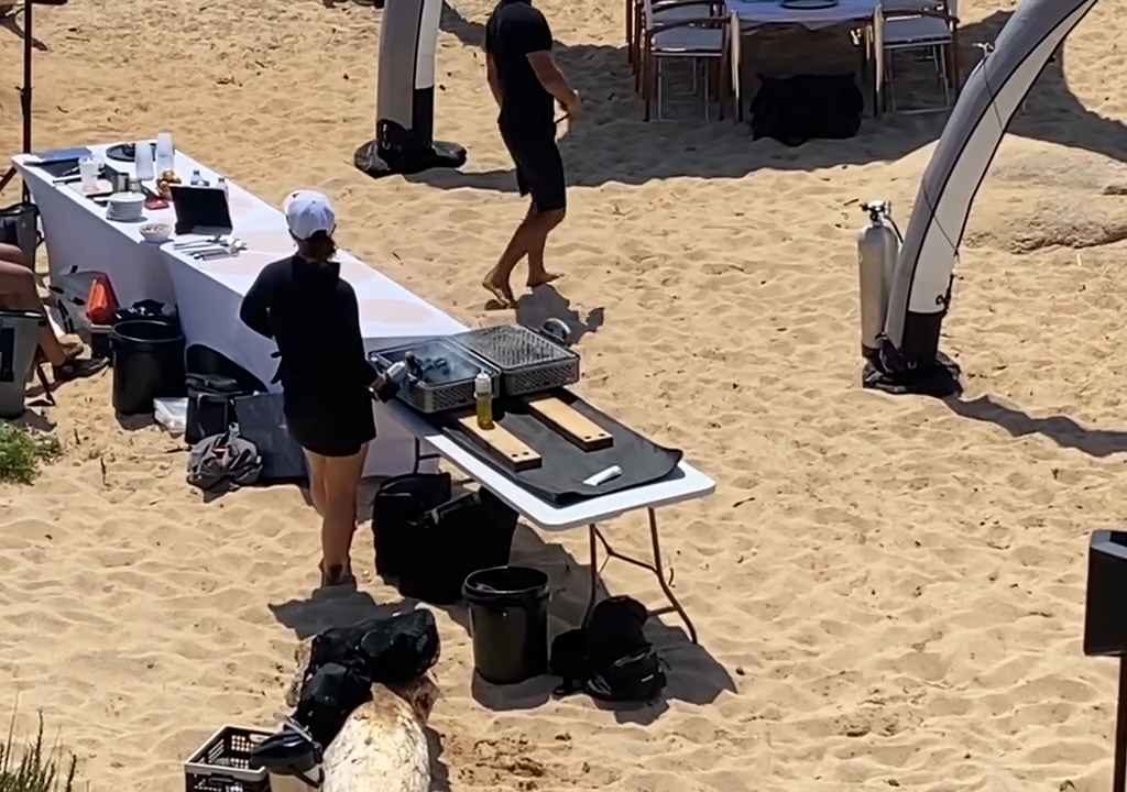 Illegale Party mit Barbecue der Reichen an einem geschützten Strand auf Sardinien: Die Polizei rückt an