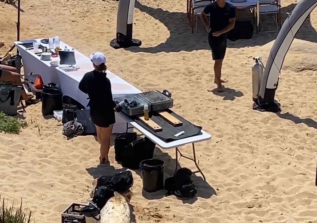 Illegale Party mit Barbecue der Reichen an einem geschützten Strand auf Sardinien: Die Polizei rückt an