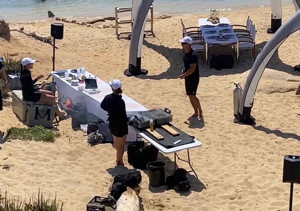 Illegale Party mit Barbecue der Reichen an einem geschützten Strand auf Sardinien: Die Polizei rückt an