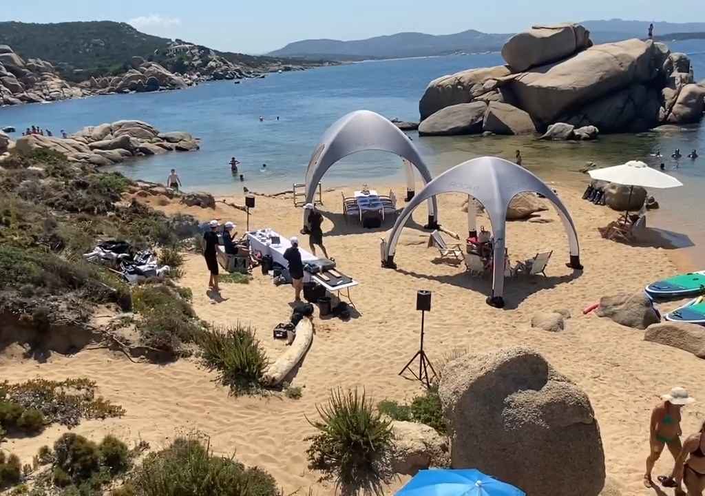 Fête illégale avec barbecue de riches sur une plage protégée en Sardaigne : la police arrive