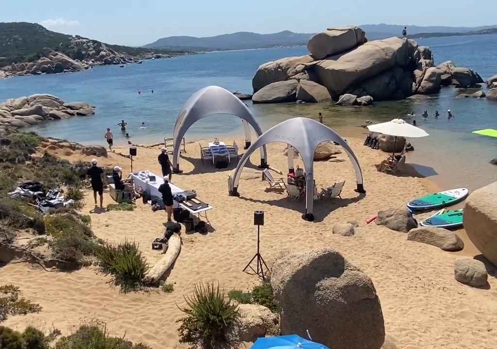 Fête illégale avec barbecue de riches sur une plage protégée en Sardaigne : la police arrive