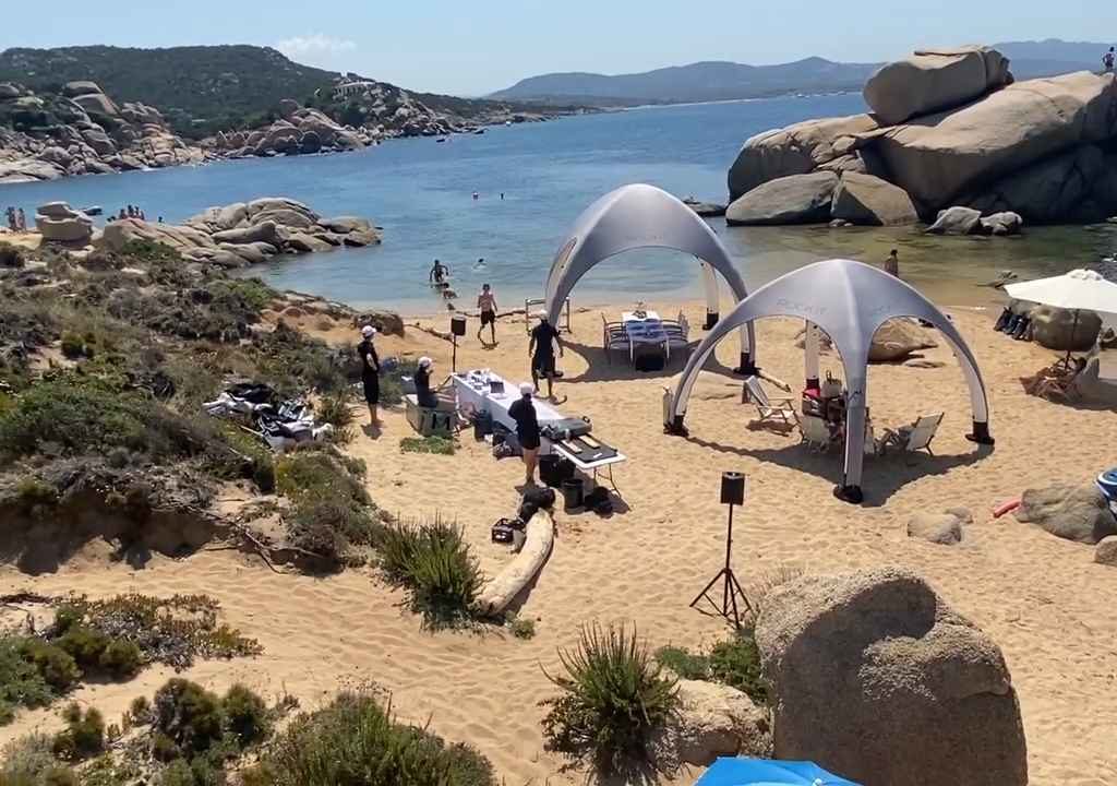 Illegale Party mit Barbecue der Reichen an einem geschützten Strand auf Sardinien: Die Polizei rückt an