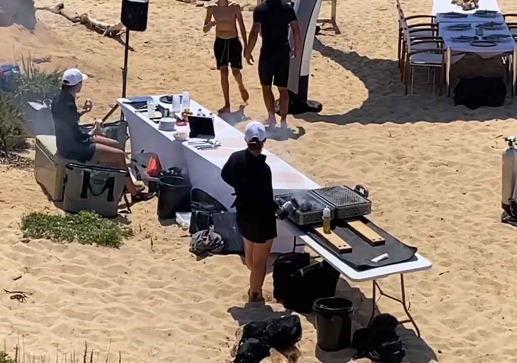 Festa illegale con barbecue di ricconi su spiaggia protetta in Sardegna: arriva la polizia