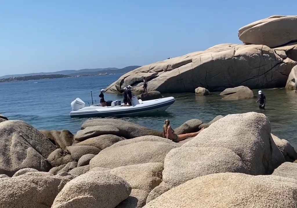 Festa illegale con barbecue di ricconi su spiaggia protetta in Sardegna: arriva la polizia