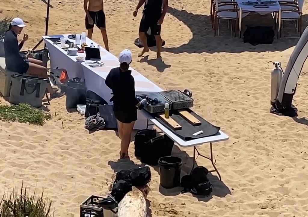 Illegale Party mit Barbecue der Reichen an einem geschützten Strand auf Sardinien: Die Polizei rückt an