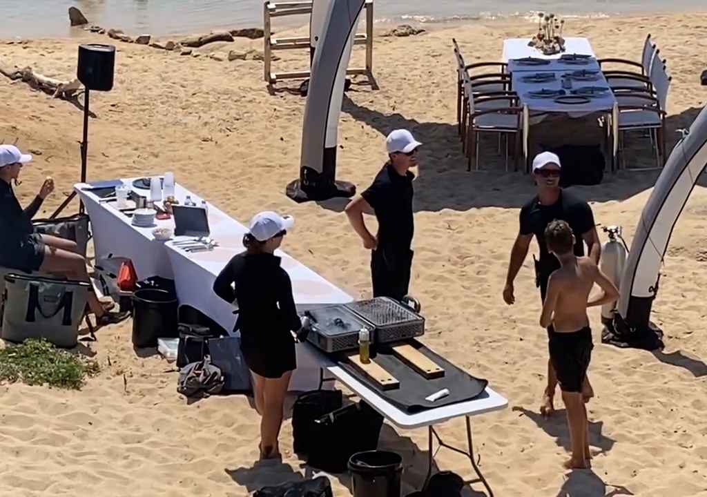 Festa illegale con barbecue di ricconi su spiaggia protetta in Sardegna: arriva la polizia