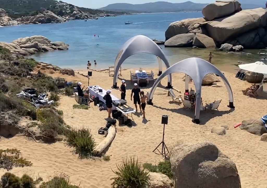 Illegale Party mit Barbecue der Reichen an einem geschützten Strand auf Sardinien: Die Polizei rückt an