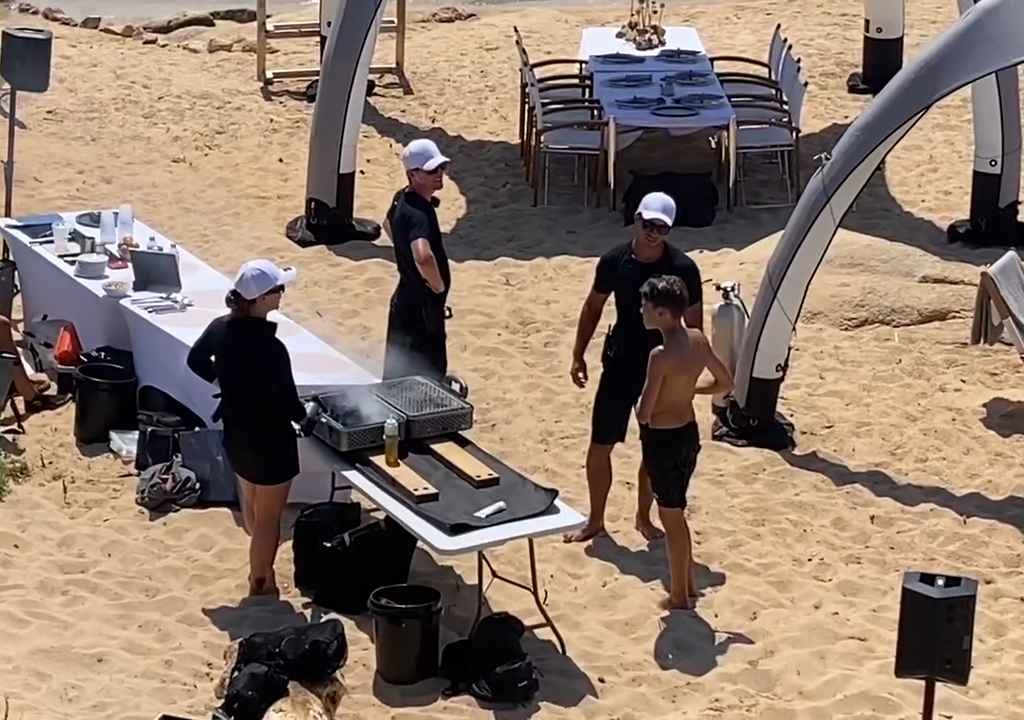 Illegale Party mit Barbecue der Reichen an einem geschützten Strand auf Sardinien: Die Polizei rückt an