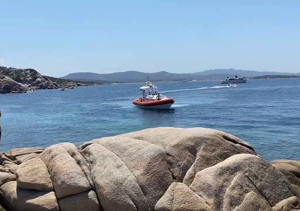 Illegale Party mit Barbecue der Reichen an einem geschützten Strand auf Sardinien: Die Polizei rückt an